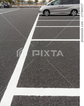 一個平坦的停車場 15786037