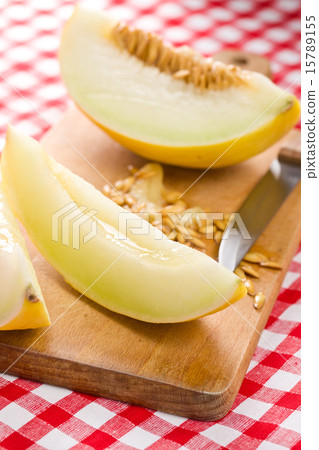 cut honeydew melon 15789155
