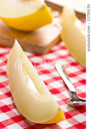 cut honeydew melon 15789156