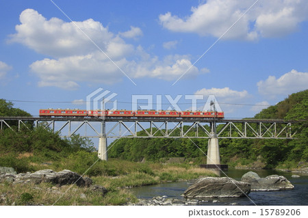 Tobu Tojo Line 8000 series (one-man section, repainting) across Arakawa 15789206