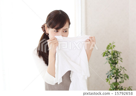 家庭主婦嗅衣服 15792658
