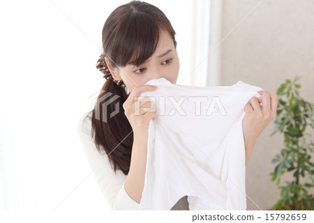家庭主婦嗅衣服 家庭主婦嗅衣服 15792659