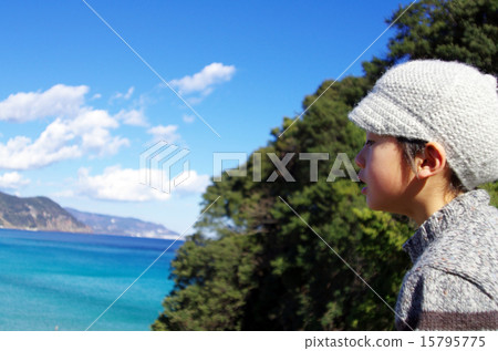 清爽的大海和孩子們 15795775