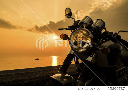 傍晚的海洋和摩托車的前面2 15800787