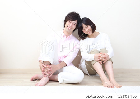 Sitting couple 15803410