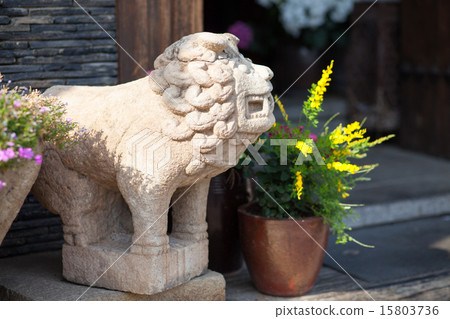 Lion statue at a house door in Seoul, Korea 15803736