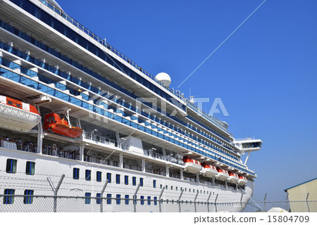 A luxury liner that entered the port of Akita A luxury liner that entered the port of Akita 15804709