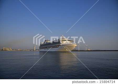 A luxury liner that entered the port of Akita A luxury liner that entered the port of Akita 15804714