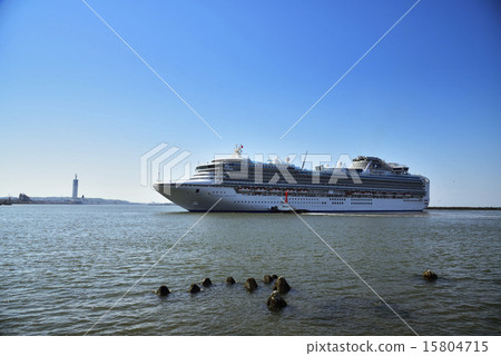 A luxury liner that entered the port of Akita A luxury liner that entered the port of Akita 15804715