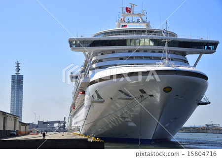 A luxury liner that entered the port of Akita A luxury liner that entered the port of Akita 15804716