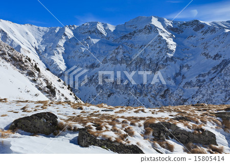 winter mountain landscape 15805414