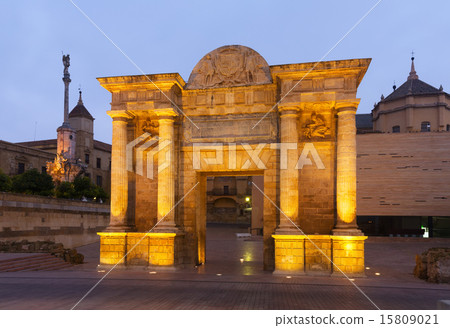 Puerta del Puente  in twilight. Cordoba, Spain 15809021