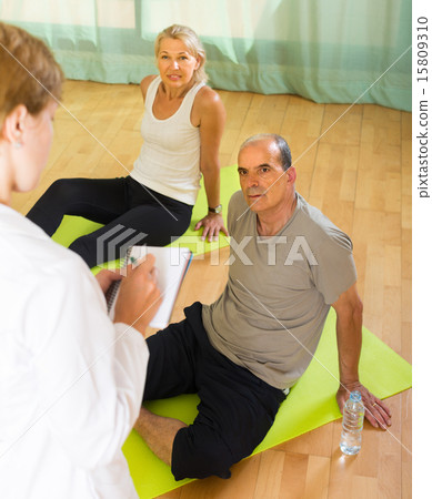 Medical staff with senior people at gym 15809310