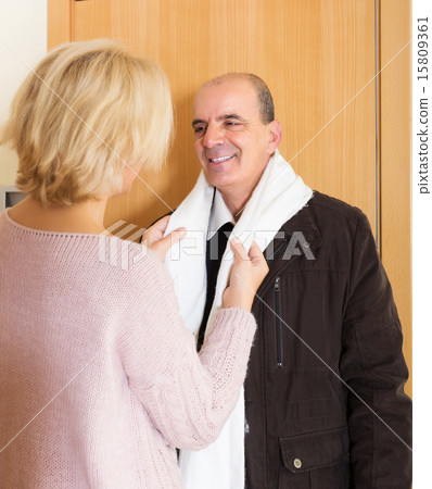 Portrait of happy mature couple 15809361
