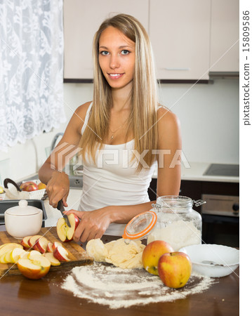 Woman cooking apple pie 15809586