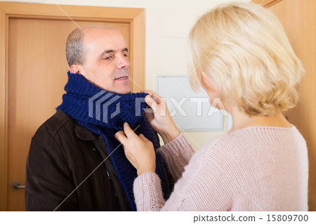 Portrait of loving senior couple 15809700