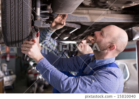 Two specialist fixing car 15810040