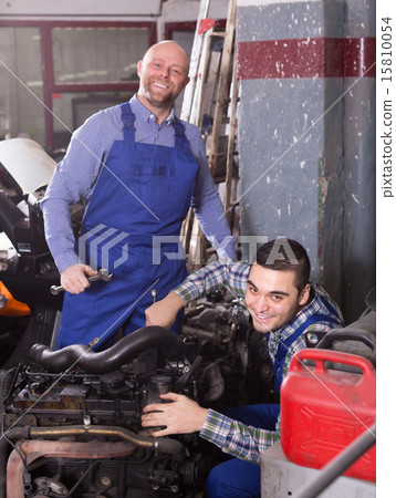 Professional mechanics repairing car 15810054
