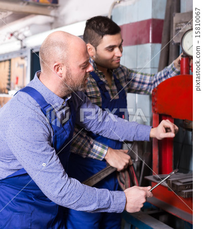 Repairmen in a workshop 15810067
