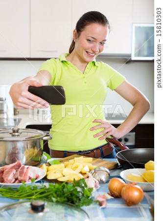 girl prepares food and photographs 15810303