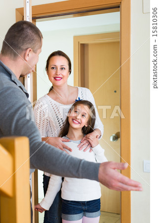 Couple with girl at doorway 15810306