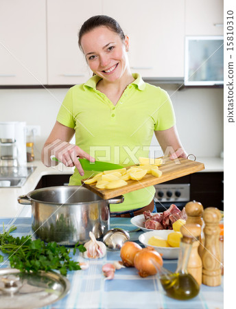 girl preparing beef ragout 15810310