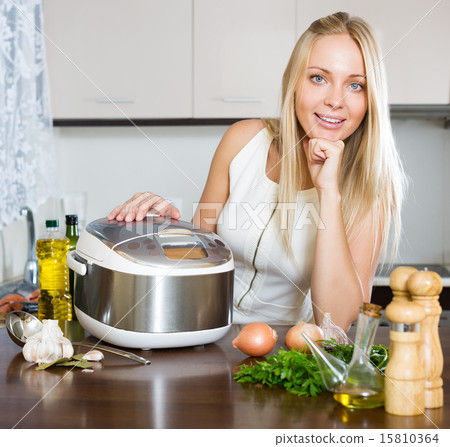 Happy housewife Happy housewife 15810364