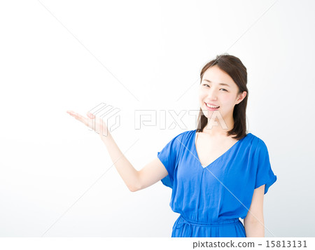 A young woman holding her hand 15813131