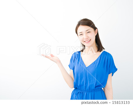 握她的手的一個少婦 15813133