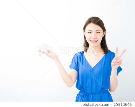 A young woman holding her hand 15813646