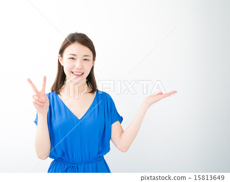A young woman holding her hand 15813649