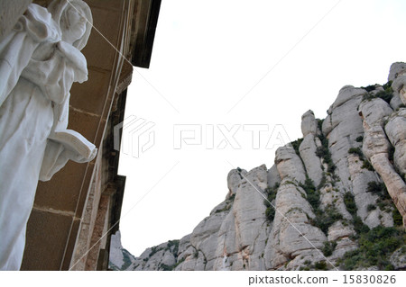 聖徒雕像和西班牙Monselat奇怪的岩石 15830826