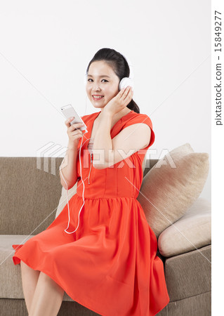 Housewife_229 15849277