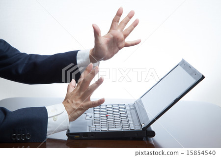 在PC屏幕上工作的商人 15854540
