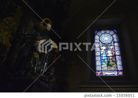彩色玻璃和聖徒雕像在西班牙Monselat的大教堂裡 15856051