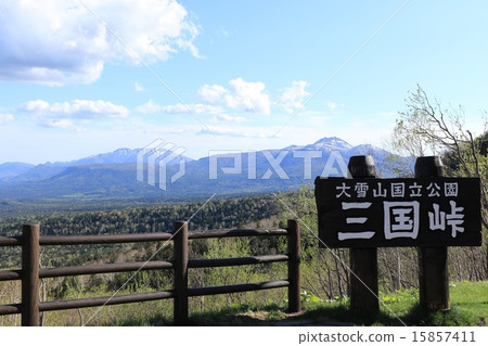 從Mikuni Pass(Mikuni Pass的招牌)俯瞰Tokachi Mikugi盆地 從Mikuni Pass(Mikuni Pass的招牌)俯瞰Tokachi Mikugi盆地 15857411