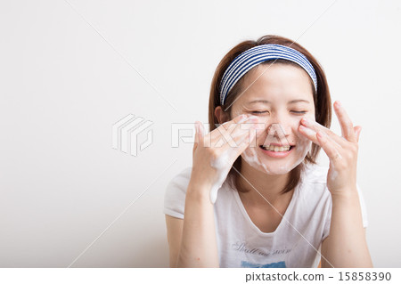 Women washing their face 15858390