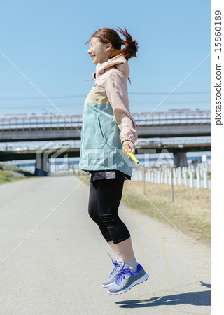 Women who jump rope 15860189