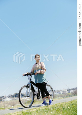 騎登山車的婦女 15860208