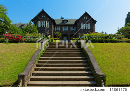 藍天蔓延的古老的古河花園的西式建築物和玫瑰園 15861576