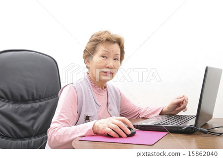 An elderly Japanese woman who is enjoying to operate a personal computer 15862040