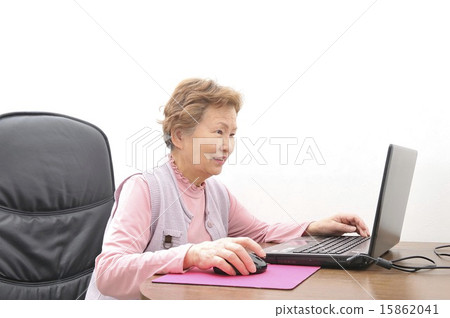 一位正在享受操作個人電腦的日本老年婦女 15862041