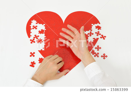 做紅色心臟難題的人的手 做紅色心臟難題的人的手 15863399