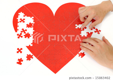 做紅色心臟難題的人的手 做紅色心臟難題的人的手 15863402