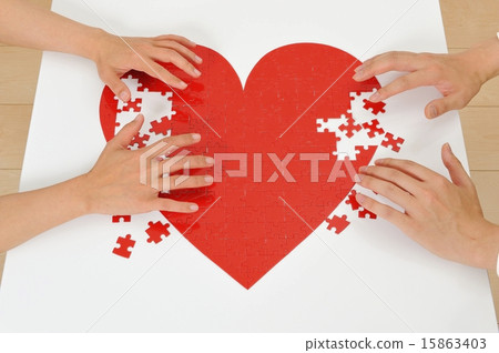 做紅色心臟難題的人的手 15863403