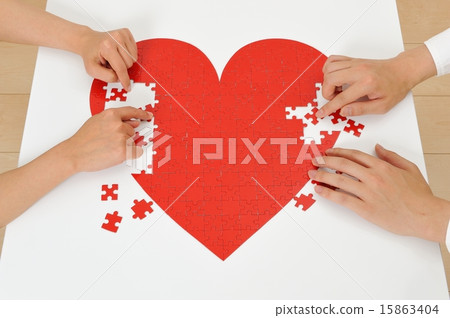 做紅色心臟難題的人的手 做紅色心臟難題的人的手 15863404