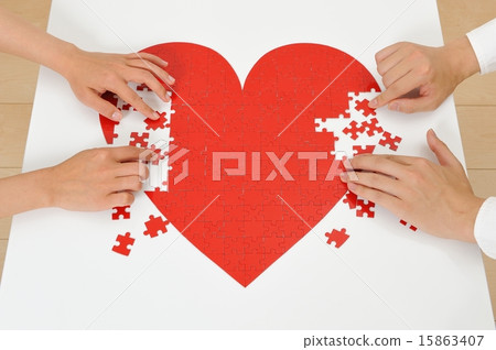 做紅色心臟難題的人的手 15863407