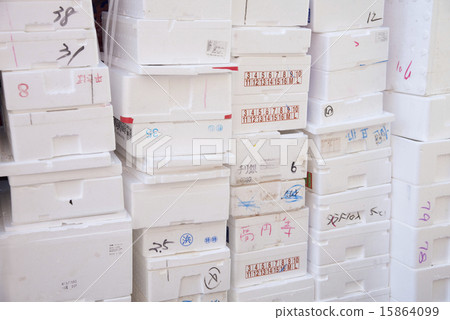 聚苯乙烯泡沫塑料外殼堆在超市的背面 15864099