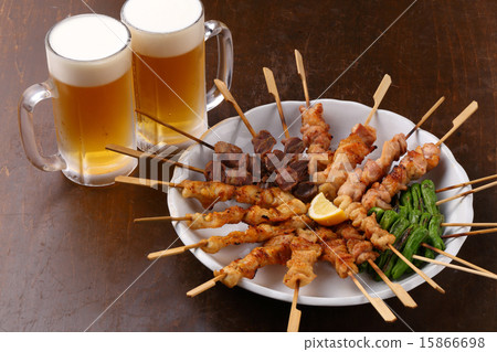 烤雞肉串和啤酒 烤雞肉串和啤酒 15866698