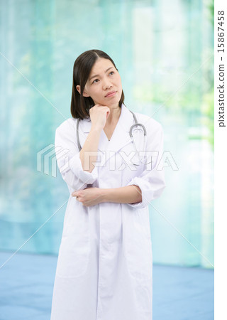 胸部年輕的女醫生的形象 15867458